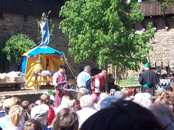 Ritterspiele auf Schloss Burg ©Martina Rüter