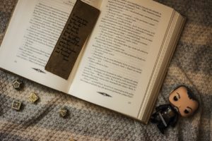 aufgeschlagenes Buch mit Lesezeichen